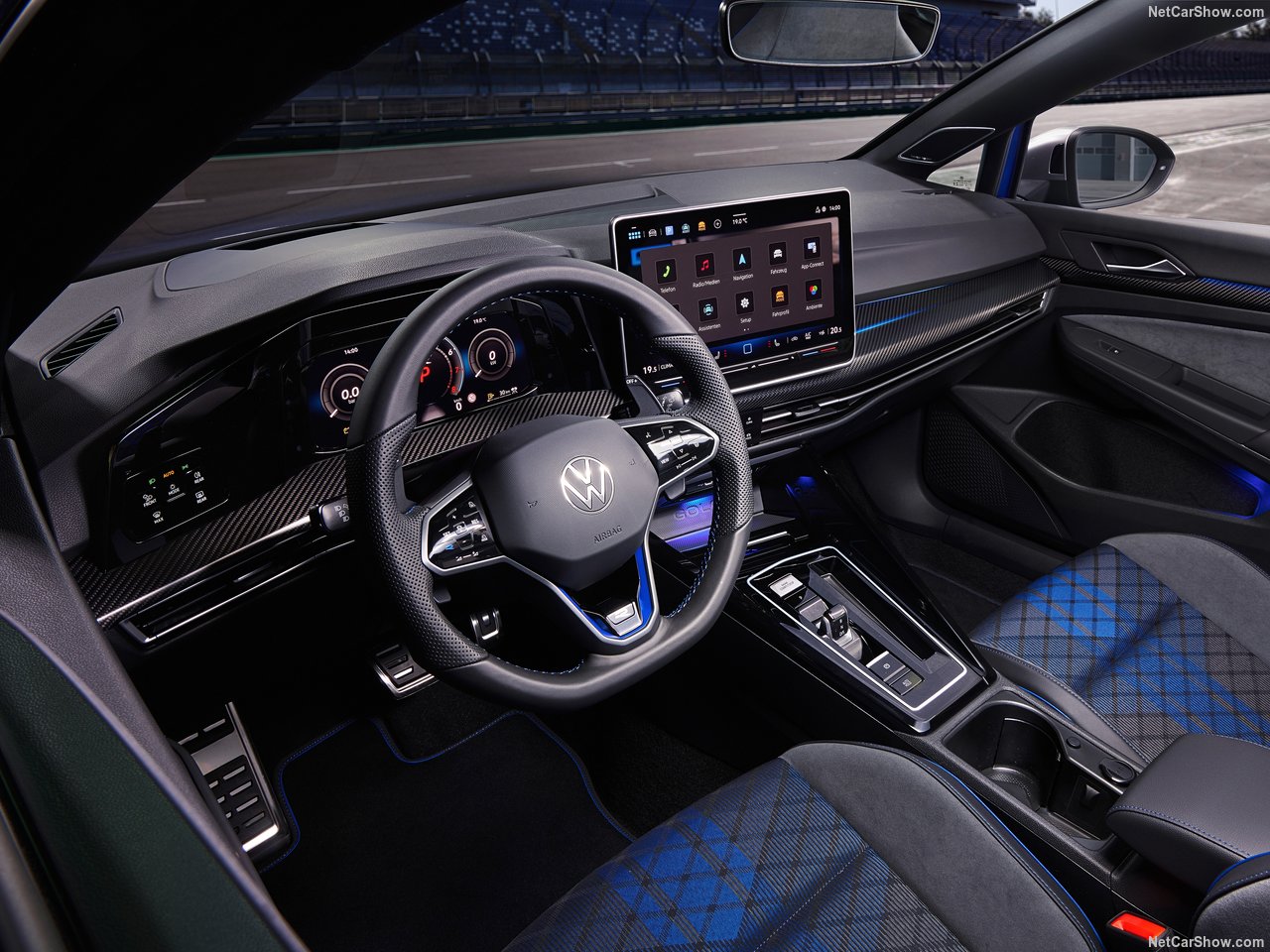 Nội thất khoang lái Volkswagen Golf R