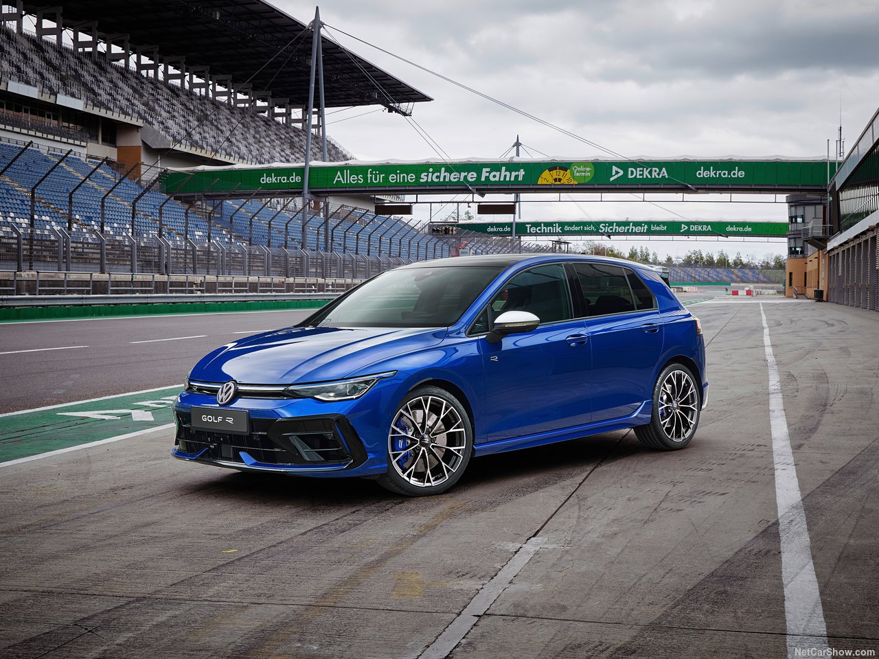 Đuôi xe Volkswagen Golf R với 4 ống xả